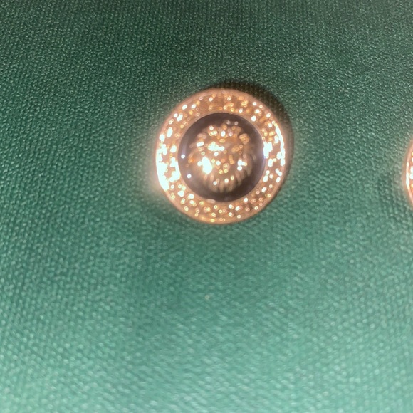 Gold and black lion earrings - Picture 2 of 6